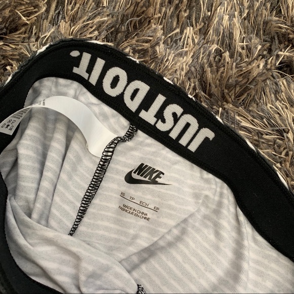 Nike Black & White Pattern “Leg-A-See” Leggings - Picture 3 of 3